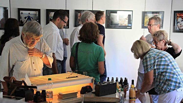 Die Besucher ließen sich von den Aufnahmen des Foto-Creativ-Kreises Ebern inspirieren. Foto: Helmut Will
