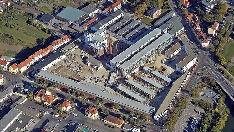 Die freie Fläche in der linken Ecke des Baukomplexes zeigt den Standort, an dem 36 Reihenhäuser in drei langgezogenen Gebäuden entstehen sollen.  Luftbild: Ronald Rinklef
