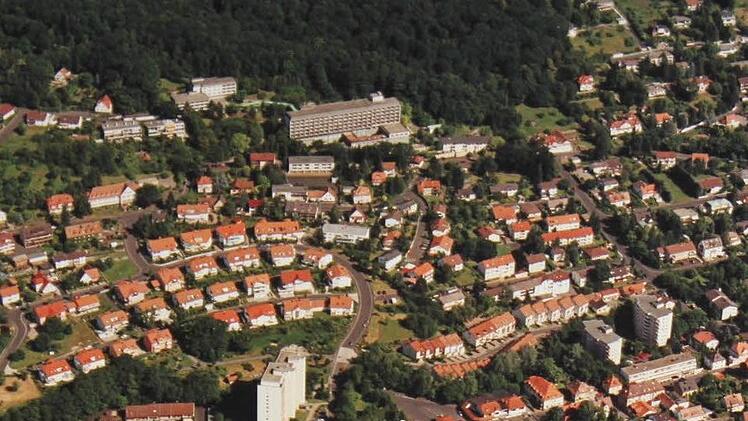 Auf der Seite der Marbachtal-Klinik heißt es: Die Klinik bietet dank reizvoller Hanglage direkt am Waldrand einen weiten Blick über Bad Kissingen. Seit 50 Jahren steht sie nun dort. Am 8. März wird das Jubiläum gefeiert. Das Luftbild wurde vor rund zehn Jahren aufgenommen.  Foto: Archiv/Sparkasse