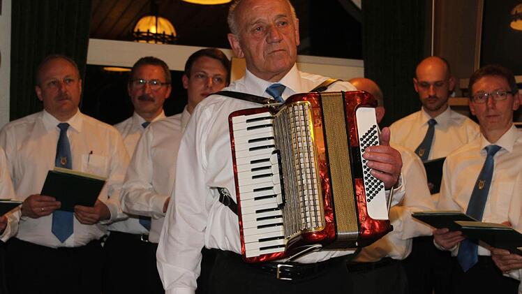 Vitus Karg begleiteten "seinen" Willmersreuther Chor mit dem Akkordeon. Foto: Sonja Adam