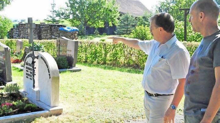 "Dorthin kommt das Urnenfeld." Diethelm Schorscher (links), der Vorsitzende des Feuerwehrvereins Rabelsdorf, und Feuerwehrkommandant Thomas Lehmann erläutern die anstehenden Projekte in Rabelsdorf. Unter anderem soll der Friedhof saniert und ein Urnenfeld angelegt werden.  Foto: Simon Albrecht
