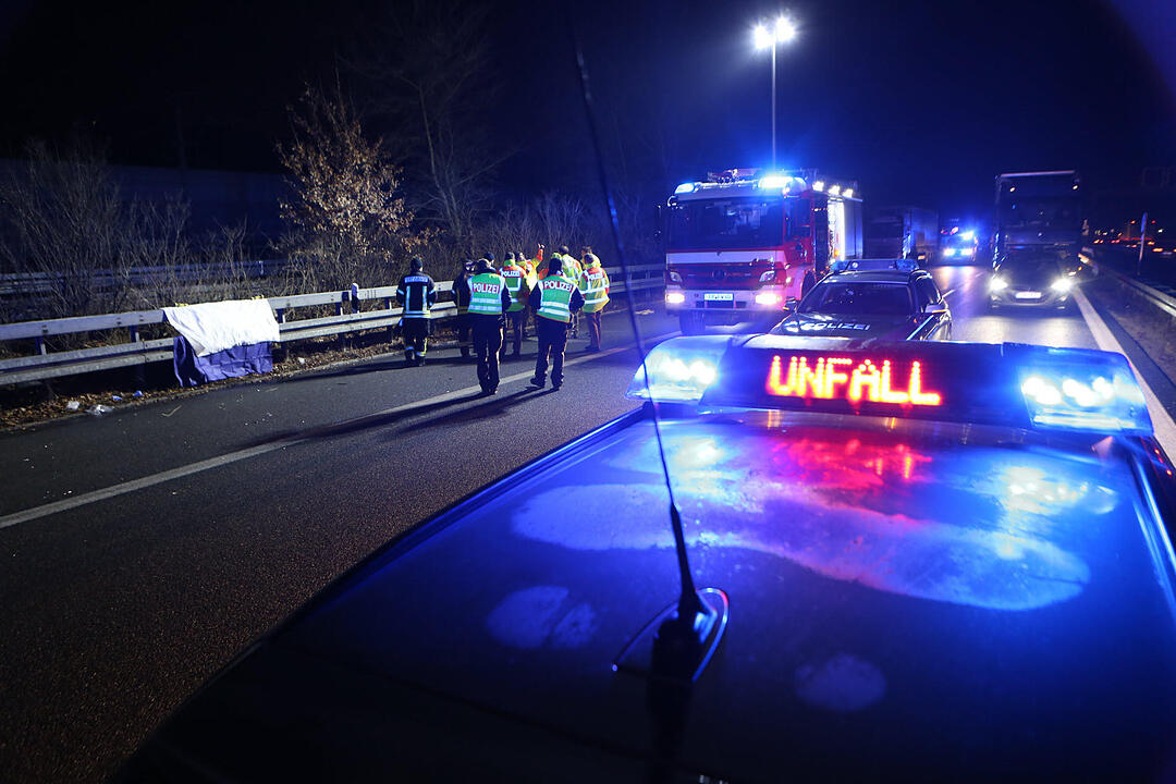 Fußgänger auf A73 von Auto erfasst