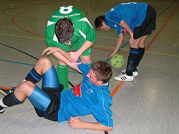 Ein Bild aus alten Tagen: 2007 standen sich im Gruppenspiel die SpVgg Jahn Forchheim (blaue Trikots) und Germania Forchheim gegenüber. Wie jung sie da noch waren: Während  Senad Bajric auf die Beine geholfen wird, legt sich Tekin Atar den Ball  zurecht. Max Habermann/Archiv