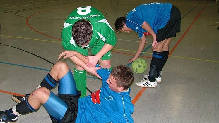 Ein Bild aus alten Tagen: 2007 standen sich im Gruppenspiel die SpVgg Jahn Forchheim (blaue Trikots) und Germania Forchheim gegenüber. Wie jung sie da noch waren: Während  Senad Bajric auf die Beine geholfen wird, legt sich Tekin Atar den Ball  zurecht. Max Habermann/Archiv