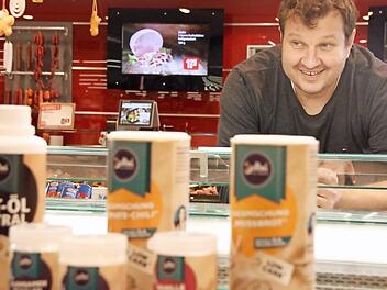 Stefan Helmreich in seinem Rewe-Markt Ebelsbach: Die vergangenen Jahre hat sich im Bereich Ernährung viel verändert. Eine Low-Carb-Produktlinie "Soulfood" (im Vordergrund) etwa findet Absatz, ebenso wird die Salatbar gut angenommen - vor zehn Jahren undenkbar.  Foto: Andreas Lösch