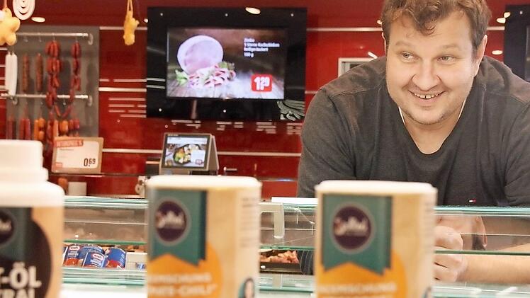 Stefan Helmreich in seinem Rewe-Markt Ebelsbach: Die vergangenen Jahre hat sich im Bereich Ernährung viel verändert. Eine Low-Carb-Produktlinie "Soulfood" (im Vordergrund) etwa findet Absatz, ebenso wird die Salatbar gut angenommen - vor zehn Jahren undenkbar.  Foto: Andreas Lösch