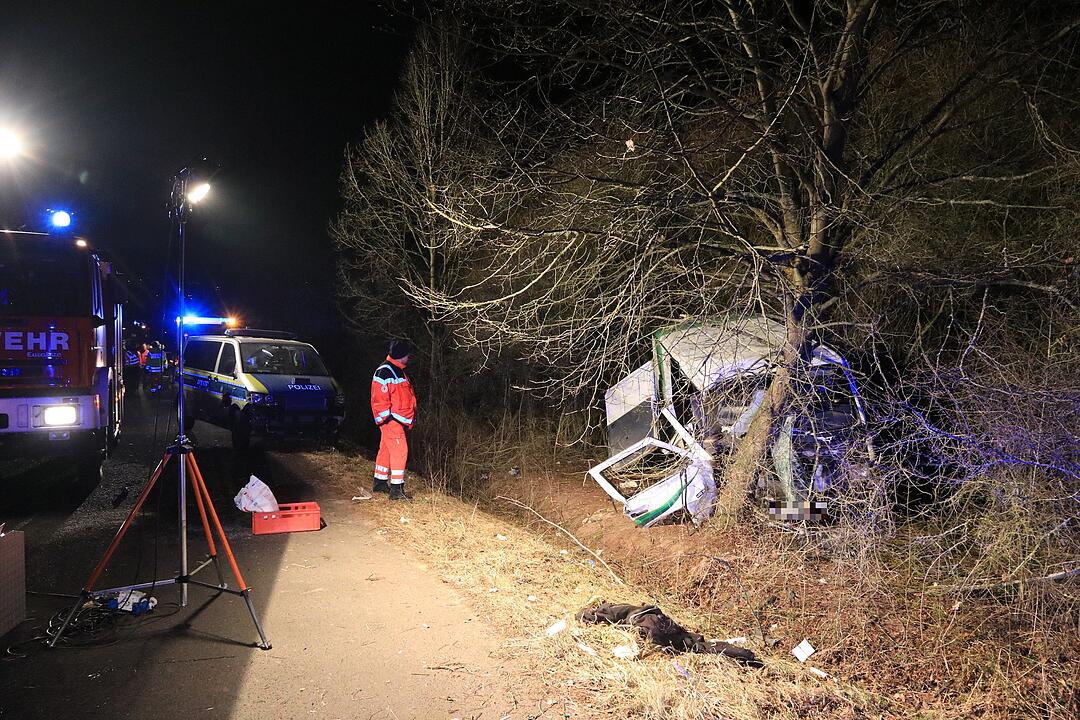 Auto prallt nach Verfolgungsjagd bei Staffelbach gegen Baum