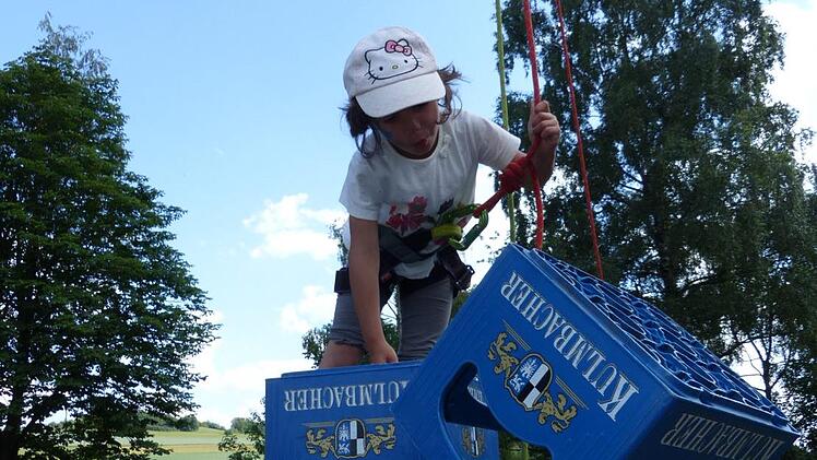 Beim Stapeln leerer Bierkästen bewies  die Jugend  große Fertigkeit. Foto: Klaus-Peter Wulf