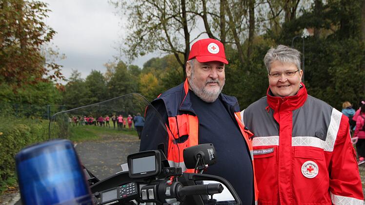 Ohne die vielen ehrenamtlichen Helfer wäre der Charity-Lauf zugunsten der Brustkrebsvorsorge nicht denkbar. Foto: Ulrike Müller