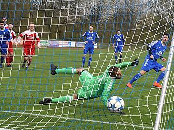 Per Strafstoß bringt hier Münnerstadts Janik Markert seine Elf in Führung im Spiel gegen den SV Rödelmaier. Später wurde es ein 2:1-Erfolg der um den Klassenerhalt spielenden Lauerstädter.Hopf