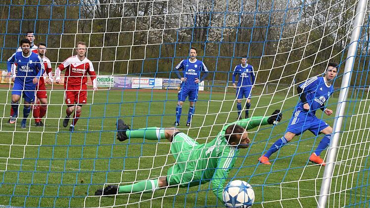 Per Strafstoß bringt hier Münnerstadts Janik Markert seine Elf in Führung im Spiel gegen den SV Rödelmaier. Später wurde es ein 2:1-Erfolg der um den Klassenerhalt spielenden Lauerstädter.Hopf
