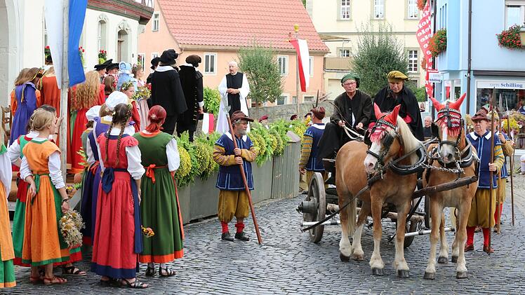 Die Mönche aus Maria Bildhausen kommen.  Thomas Malz
