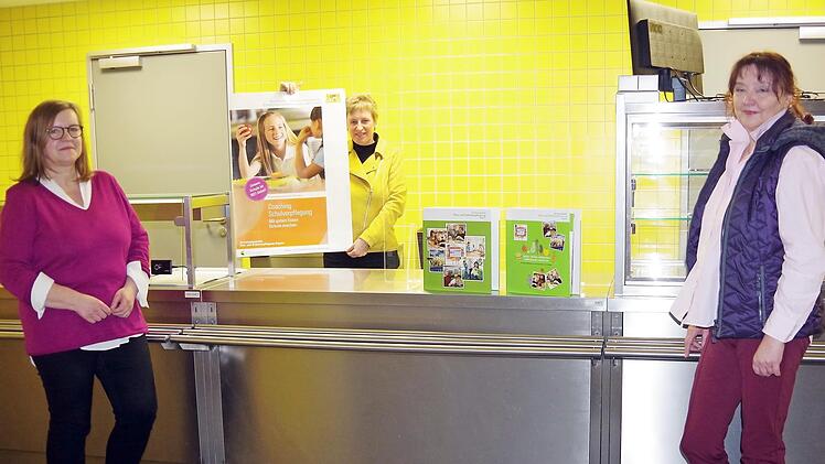 Doris Schmidt-Murdoch, Rektorin Carmen Nüchterlein und Dorothea Martin (von links) freuen sich über die Teilnahme der Lucas-Cranach-Schule am "Coaching Schulverpflegung" des Bayerischen Ernährungsministeriums.