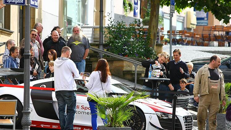 Eine Woche vor seinem Triumph in Spanien gab Christopher Haase in Kulmbach Autogramme.