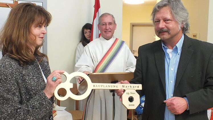 Schlüsselübergabe (von links): Kindertagesstättenleiterin Ines Ratz, Diakon Michael Schlereth und Architekt Klaus Markard