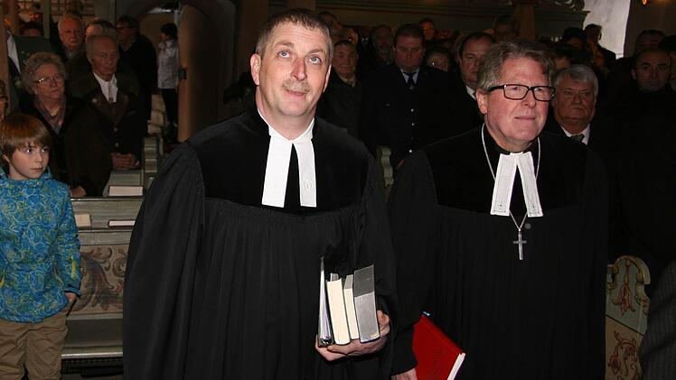 An der Seite von Dekan Jürgen Zinck marschierte der neue Pressecker Pfarrer in die Kirche ein.