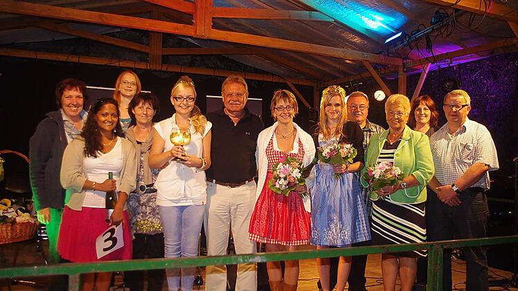 Zum 60-jährigen Bestehen des Weinfestes gaben sich auch die früheren Weinköniginnen die Ehre. Das Bild zeigt sie mit den Verantwortlichen und Ehrengästen sowie der neuen Weinkönigin Daniela Krüger (5. v.l.) und ihren Weinprinzessinnen Jana Schmidt (2. v.l.) und Sonja Schmiedel (6. v.r.).