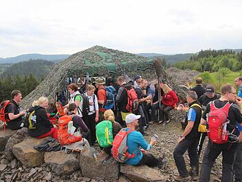 Als Lohn nach dem steilen Anstieg von Steinwiesen aus gab es am Nurner "Brocken" für die Wanderer einen verdienten Imbiss samt Gipfelschnaps. Foto: Hartmut Neubauer