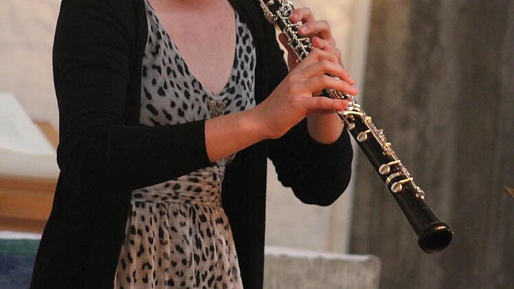 Solistin Kathrin Neuber hat sich mit ihrer Oboe zwei aus dem Rahmen fallende Stücke ausgesucht: eine Romanze und eine Humoreske vom Komponisten Carl Nielsen (1865 bis 1931) .