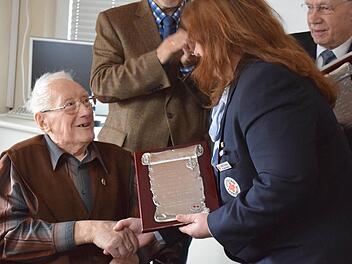 Sabine Rauscher verleiht Lothar Welsch die Ehrenmitgliedschaft. Foto: Daniela Pondelicek