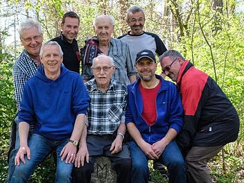 Die drei neuen Feldgeschworenen (vorne): Joachim Katzenberger (Burghausen), Hubert Rink (Münnerstadt) und Matthias Beck (Reichenbach), die am Dreimärker am Michelsberg "gestaucht" wurden. Dabei waren (hinten): Roland Klemm (Burghausen), Fabian Nöth (Ortssprecher Reichenbach), Anton Henneberger (Münnerstadt), Elmar Bär (Burghausen) und Justin Nöth (Reichenbach).  Foto: Björn Hein