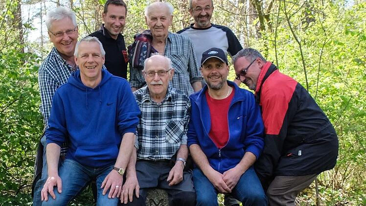 Die drei neuen Feldgeschworenen (vorne): Joachim Katzenberger (Burghausen), Hubert Rink (Münnerstadt) und Matthias Beck (Reichenbach), die am Dreimärker am Michelsberg "gestaucht" wurden. Dabei waren (hinten): Roland Klemm (Burghausen), Fabian Nöth (Ortssprecher Reichenbach), Anton Henneberger (Münnerstadt), Elmar Bär (Burghausen) und Justin Nöth (Reichenbach).  Foto: Björn Hein