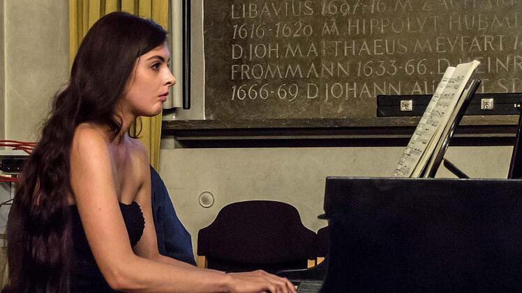 Die Coburger Bachnacht unter der Leitung von Peter Stenglein lockte zahlreiche Zuhörer an mit ihrem vielseitigen Programm. Solistin am Klavier: Dorothea Weser. Foto: Jochen Berger