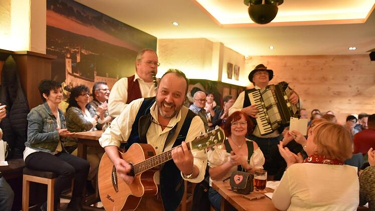 Mario Bamberger, seine Gaudi-Buam und Musiker aus dem Frankenwald brachten am Freitagabend den "Bayrish Pub" zum Beben. Foto: Gabi Arnold