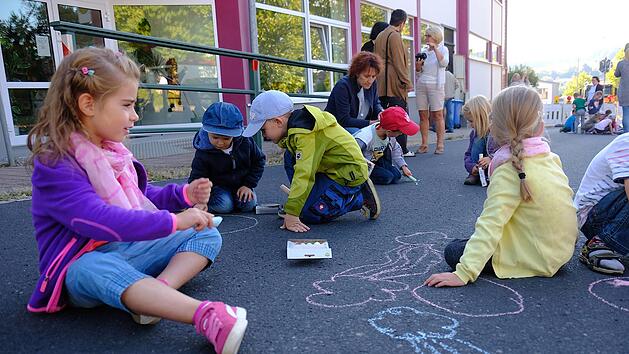 Die Quellenstra&szlig;e im Bereich des Behelfskindergartens geh&ouml;rte den Kindern f&uuml;r die Malaktion. Gerd Schaar