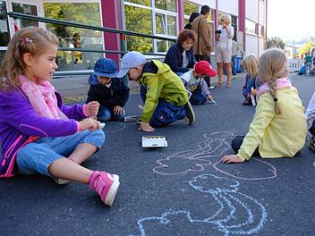Die Quellenstraße im Bereich des Behelfskindergartens gehörte den Kindern für die Malaktion. Gerd Schaar