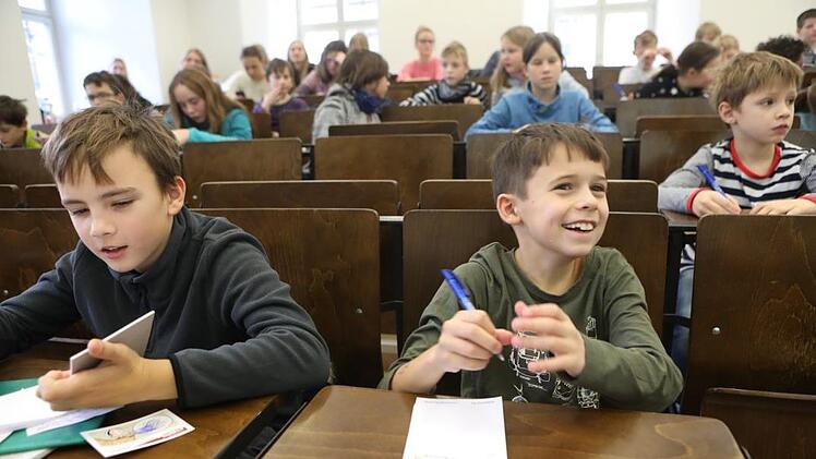 Die jungen Studierenden machten sich eifrig Notizen in der Vorlesung. Foto: Barbara Herbst