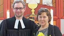 Pfarrer Michael Maul dankt Adelheid Leibinger.  Foto: Karl Körber