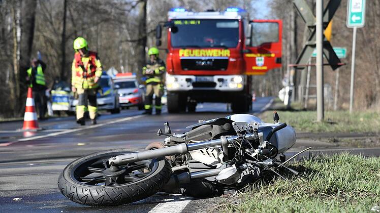 67-J&auml;hrigen kommt bei Crash ums Leben: Ein Motorradfahrer starb am Dienstagnachmittag bei Simmelsdorf, nachdem er in eine Leitplanke gekracht war. Symbolbild: Julian St&auml;hle/dpa