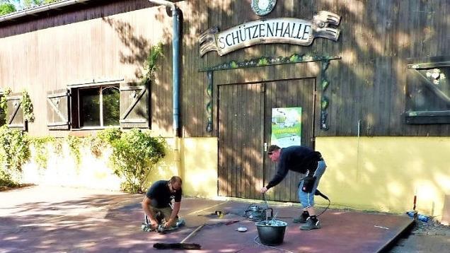 Fachleute der Spezialfirma Golho aus dem Erzgebirge haben eine tonnenschwere Arbeitsbühne vor der Schützenhalle verlegt.  Foto: Fleischmann