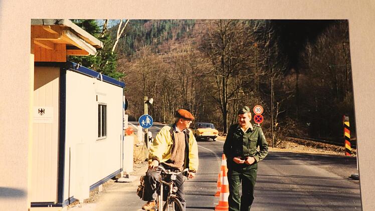 Begegnung am Grenzübergang Ludwigstadt-Falkenstein. Pfarrer Klaus Kuhrau (links) ist mit dem Fahrrad von Kulmbach aus dorthin gefahren.  Foto: Klaus Kuhrau