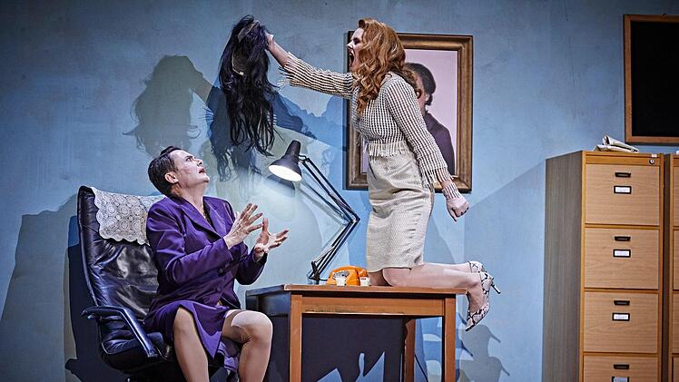 Im Direktorinnenzimmer geht es hoch her, wenn Giunone (Emily Bradley) ihren Gatten Giove (Jochen Kupfer) stellt. Der hat sich als Diana verkleidet hat, um in der Oper "La Calisto" die gleichnamige Nymphe rumzukriegen.  Foto: Ludwig Olah