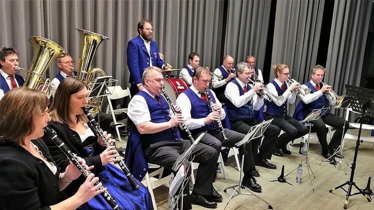 Die Musikkapelle Bad Bocklet unter Leitung von Arno Holzheimer spielte beim Neujahrsempfang. Foto: Sigismund von Dobschütz