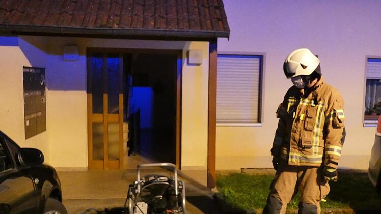 Mit einem Elektro-Lüfter wurde erst das Treppenhaus und anschließend die Wohnung entlüftet.