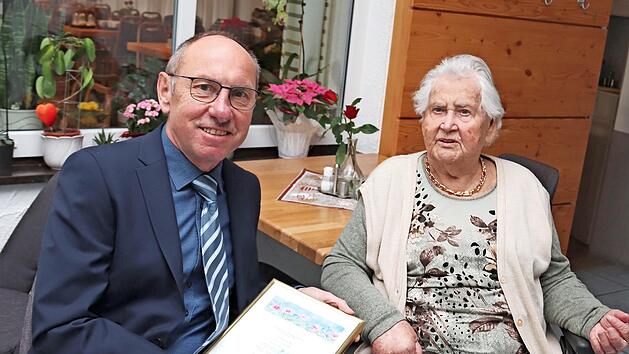 Zweiter Bürgermeister Gerhard Wagner überbringt Katharina Motz die Glückwünsche der Gemeinde.