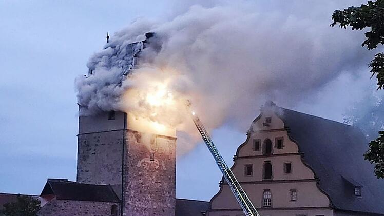 Brand in Dinkelsb&uuml;hl: N&ouml;rdlinger Tor in Flammen - B&uuml;rgermeister ersch&uuml;ttert