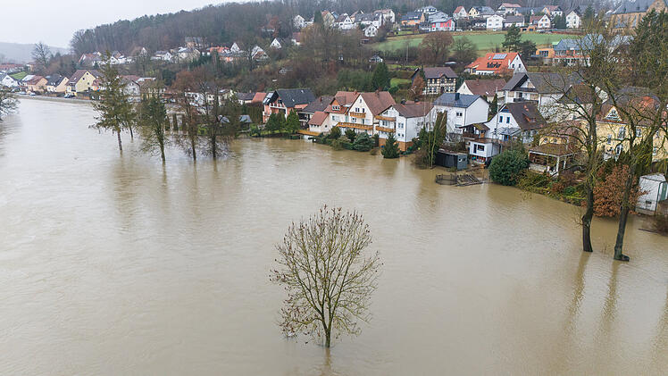 Massive Hochwasserlage in Oberfranken: Wohnhäuser stehen zum Teil im Wasser