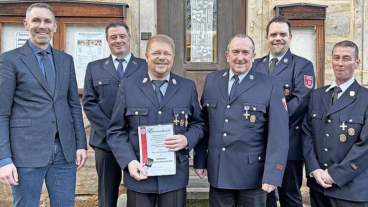 Vorsitzender und Ehrenkommandant Stefan Schilling (mit Urkunde) freut sich mit (v. l.) Bürgermeister Martin Bernreuther, stellvertretendem Vorsitzenden Stefan Birkner, Jürgen Thormeyer, Kommandant Stefan Funke und Kreisbrandmeister Jörg Schneider.