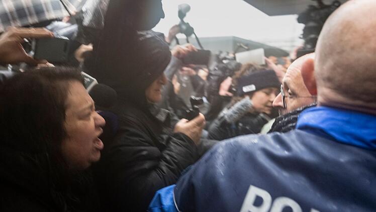 Anh&ouml;rung nach t&ouml;dlichem Brand in Crans-Montana