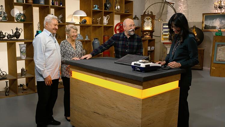In der Montagsfolge von "Bares f&uuml;r Rares" brachten Eberhard und Daniela Moderator Horst Lichter sogar zum Tanzen.