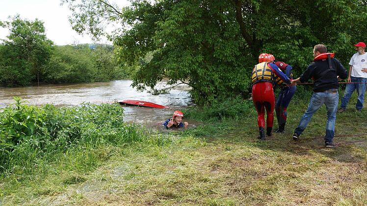 Ein Boot wird an Land gezogen.