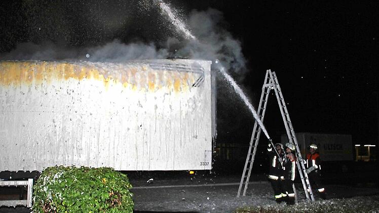 Die Feuerwehr löschte mit Schaum.Die Feuerwehr löschte mit Schaum.
