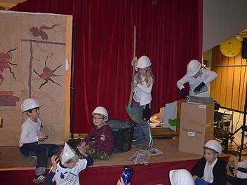 Die kleinen "Bauarbeiter" symbolisieren es: Für den Anbau der Deichselbach-Schule Buttenheim wurde eifrig zugepackt. Foto: Andrea Spörlein