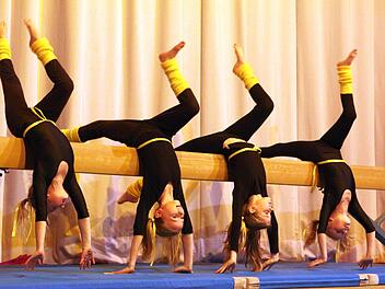 Die kleinen Sonnenscheine zeigen am Schwebebalken ihr Können. Foto: Thomas Dill