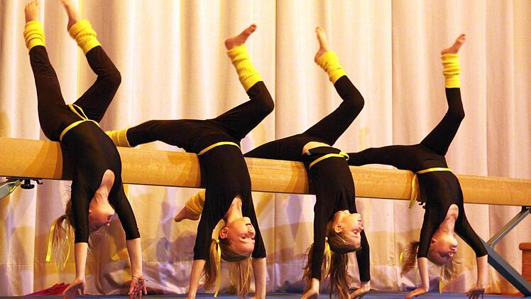 Die kleinen Sonnenscheine zeigen am Schwebebalken ihr Können. Foto: Thomas Dill