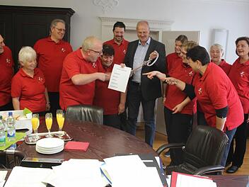 Elf Fosänachter kamen ins Rathaus und übernahmen die Macht. Bürgermeister Brehm rückte den Stadtschlüssel heraus. Foto: Peter Groscurth